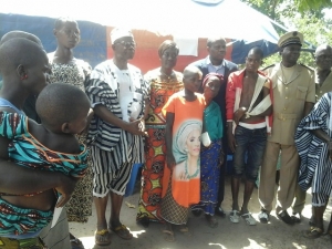 La Ministre Mariatou Kon&eacute; pose avec les survivants du drame de Lamapleu (Man). (Lamapleu,, 18 f&eacute;vr. 2016)