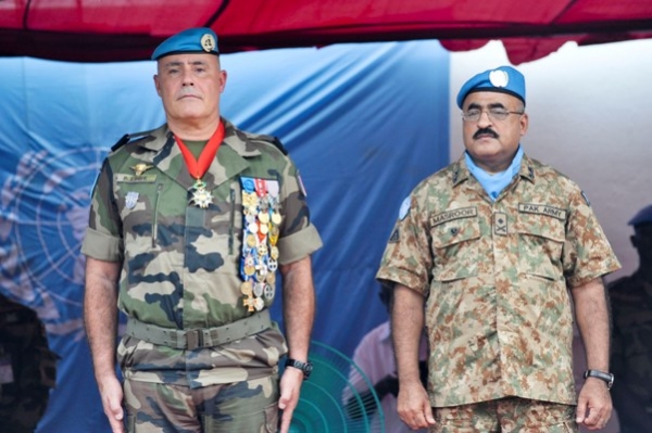 Le G&eacute;n&eacute;ral L'H&ocirc;te (&agrave; Gauche) est le nouveau commandant des forces Onusiennes en C&ocirc;te d'Ivoire 