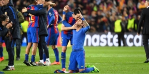 La fin du match Barcelone-Paris Saint Germain, l'attaquant barcelonais Neymar remercie le ciel