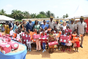 C&ocirc;te d&rsquo;Ivoire : la Premi&egrave;re Dame Dominique Ouattara fait des dons d&rsquo;une valeur de 38 millions FCFA aux populations d&rsquo;Assinie