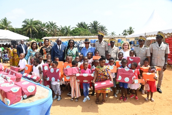 C&ocirc;te d&rsquo;Ivoire : la Premi&egrave;re Dame Dominique Ouattara fait des dons d&rsquo;une valeur de 38 millions FCFA aux populations d&rsquo;Assinie