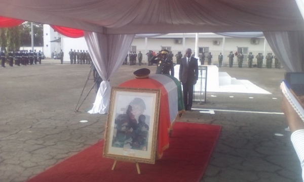 Le ministre Donwahi s'inclinant sur la d&eacute;pouille de l'ex-CEMA de C&ocirc;te d'Ivoire