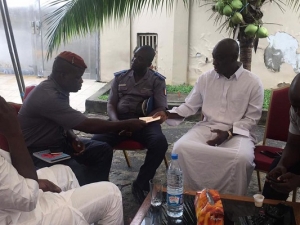 Souleymane Kon&eacute; Kamarat&eacute; dit &laquo;Soul To Soul &raquo;, directeur du protocole du pr&eacute;sident de l&rsquo;Assembl&eacute;e de nationale de C&ocirc;te d&rsquo;Ivoire recevant sa convocation des mains des gendarmes