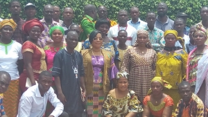 La coordonnatrice du CSCI avec son &eacute;quipe et des membres de la soci&eacute;t&eacute; civile du Haut Sassandra