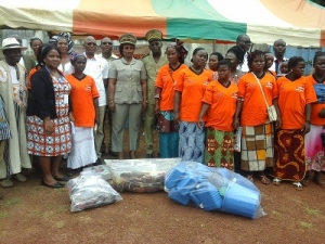 AIBEF MAN : Ex porteuses de fistule b&eacute;n&eacute;ficiaires de kits AGR posent avec les officiels apr&egrave;s r&eacute;ception des appuis.