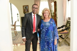 La Premi&egrave;re dame de C&ocirc;te d&rsquo;Ivoire Dominique Ouattara a &eacute;chang&eacute; avec la star s&eacute;n&eacute;galaise Youssou N&rsquo;Dour ce vendredi 3 mars 2017