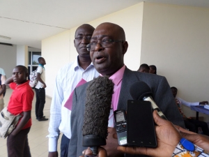 L'enseignant chercheur, Souleymane Sangar&eacute;, s'adressant &agrave; la presse apr&egrave;s la pr&eacute;sentation de son oeuvre