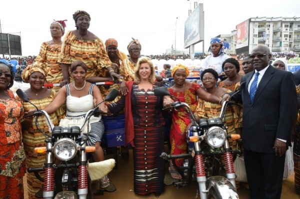 C&ocirc;te d'Ivoire : Dominique Ouattara offre 350 millions FCFA en mat&eacute;riels et appui aux femmes de Yopougon