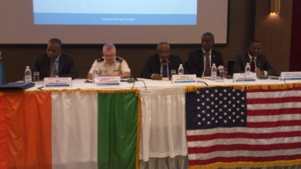La table de s&eacute;ance du s&eacute;minaire sur la s&eacute;curit&eacute; maritime tenu &agrave; Abidjan
