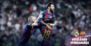 Lionel Messi port&eacute; en triomphe par ses co&eacute;quipiers apr&egrave;s son deuxi&egrave;me but 