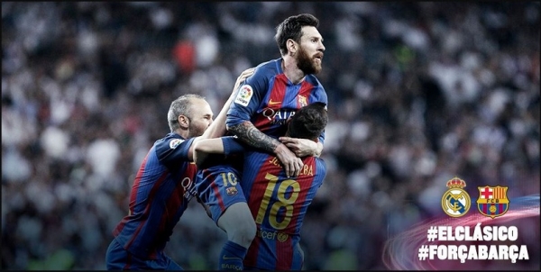 Lionel Messi port&eacute; en triomphe par ses co&eacute;quipiers apr&egrave;s son deuxi&egrave;me but 