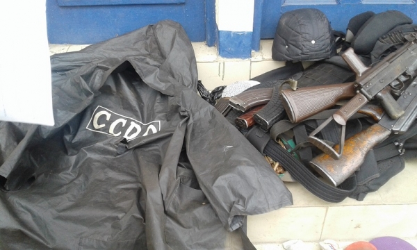 De l'&eacute;quipement militaire abandonn&eacute; par les assaillants au commissariat du 16&egrave;me arrondissement de Yopougon (Photo LDA)