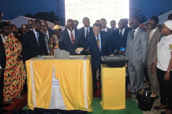 Le vice-pr&eacute;sident Daniel Duncan et l'Ambassadeur Andew Young donnant le premier coup de truelle du futur campus de l'universit&eacute; internationale de Grand-Bassam (Ph. AIP)